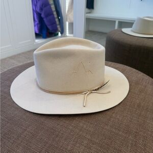 Cream Women's Hat with Mountain Design
